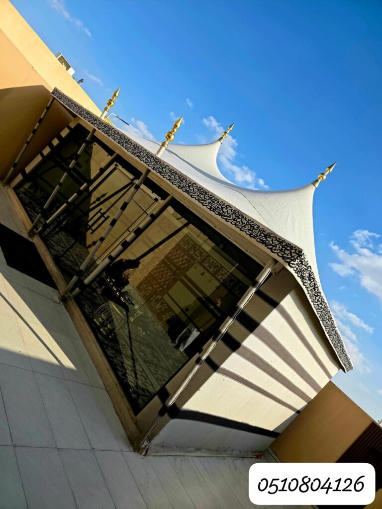 تفصيل الخيام وبيت شعر زجاجي مع قباب ذهبية ونقوش